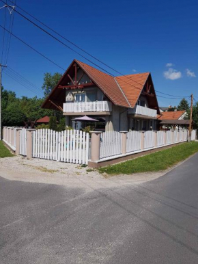 Отель Apartment Balatonkeresztur/Balaton 19287  Балатонкерестур